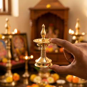 Lampe à huile Diya en laiton avec support, design décoratif, pour la prière hindoue, le temple domestique, le Mandir, Diwali et les occasions spirituelles - Product Image 2