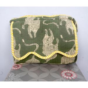 Pochette de voyage matelassée en coton écologique et durable, motif floral vert, style bohème, avec fermeture éclair et poignée souple - Product Image 1