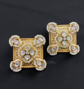 Pendientes geométricos chapados en oro de calidad premium con cristales de imitación y perlas para mujeres, ideales para bodas. - Product Image 2