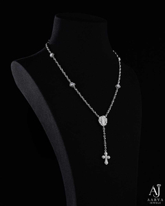 Collar de Rosario Clásico y Moderno con Cruz y Cadena Lariat, Chapado en Plata con Moissanita, Joyería para Regalo o Uso en Fiestas - Product Image 1