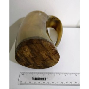 Vente en gros de mugs en corne naturelle, écologiques, fabriqués à la main, style médiéval viking, pour la bière, comme verres à boire, chopes à bière ou steins à bière - Product Image 2