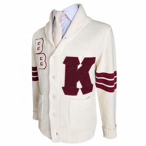 Cardigan en tricot doux pour homme, personnalisé en jacquard avec logo lettre, en coton, couleur crème, avec écusson et lettres brodés, rayures bordeaux - Product Image 2