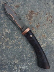 Cuchillo de Caza de Acero de Damasco y Cobre Hecho a Mano por Edge Master, Mango de Resina Negra, Forjado a Medida, Punta Caída, 10 Pulgadas - Product Image 3