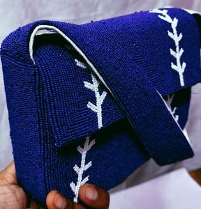 Sac à bandoulière rectangulaire bleu avec motif de chien brodé, artisanat en polyester fait main, 6,5x9,5 pouces - Product Image 1