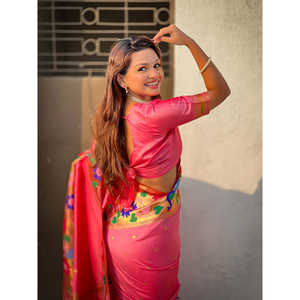 Sari Rosa Bebé Tejido con Zari y Borde Grande de Seda Paithani para Ropa India y Pakistaní - Product Image 2