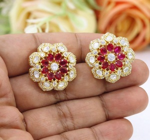 Boucles d'oreilles clous tendance en laiton plaqué or de haute qualité avec moissanite, collection mode pour femme, idéales pour mariage et soirée - Product Image 2