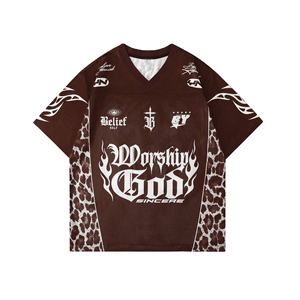 Maillot de football américain entièrement personnalisé en maille 100 % polyester marron avec motif graphique gothique et panneau léopard, col en V, conception OEM en gros - Product Image 1