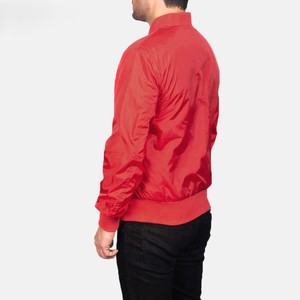 เสื้อแจ็คเก็ตบอมเบอร์สีแดงสำหรับผู้ชาย สีพื้น ปิดด้วยซิป คอตั้ง สไตล์ลำลอง ผลิตจากโพลีเอสเตอร์ เหมาะสำหรับใส่ในฤดูใบไม้ร่วง - Product Image 4
