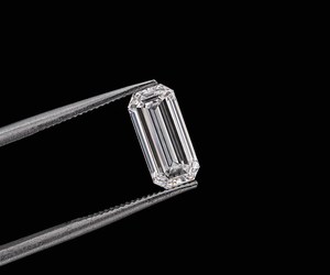 Pendentif bague en diamant de laboratoire taillé émeraude allongé de 1,0 carat, couleur E-F, pureté VVS, certifié IGI, coupe unique - Product Image 2