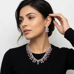 Collier en laiton plaqué rhodium avec strass rouge en forme de goutte d'eau et coupe poire, bijou fantaisie pour robe de soirée ou de mariage - Product Image 1