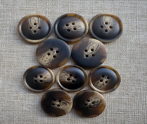 Boutons en corne naturelle écologiques, style 2 trous, tige ronde, technique de polissage artisanal, F S INTERNATIONAL, décoration d'intérieur - Product Image 1