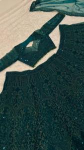 Lehenga verde de diseñador con bordado de hilo y lentejuelas, blusa sin coser y dupatta de malla con bordado de hilo y lentejuelas de seda. - Product Image 5