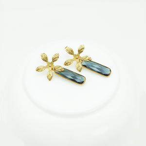 Pendientes de Flor con Gemas de Cuarzo Iolita, Diseño de Diseñador, Chapados en Oro de 18K |   Pendientes de Piedra Iolita Natural |   Joyería de Moda al por Mayor - Product Image 4
