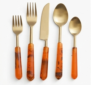 Ensemble de couverts vintage en laiton avec manches en écaille de tortue orange, finition dorée résistante à la rouille, pour des dîners élégants - Product Image 1