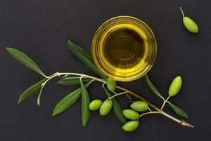 Huile d'olive verte dorée pour la cuisine méditerranéenne, préparation de recettes gourmandes, vinaigrette, usage culinaire, soin de la peau, soin des cheveux - Product Image 2