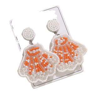 Nouveautés Boucles d'oreilles clous classiques unisexe faites à la main en perles de rocaille, motif chapeau, couleur orange méduse et blanc, rose, pour enseignant, mariage - Product Image 1