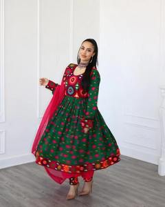 Vestido Afgano Verde Oscuro Contemporáneo con Bordado Floral Rojo y Pañuelo de Chifón a Juego con Elegante Trabajo y Diseño Artesanal - Product Image 3