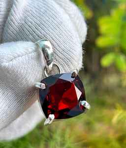Colgante de granate con forma de cojín, delicado, de plata de ley 925, minimalista, hecho a mano, joyería con piedras preciosas para mujer, joyería fina. - Product Image 1