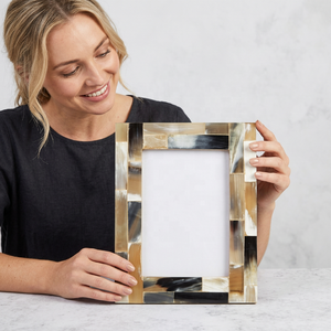 Cadre photo en corne de buffle MDF personnalisé, fait main, écologique, de qualité supérieure, imprimé UV verticalement, finition polie, pour utilisation sur table - Product Image 1