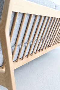 Canapé Monalize moderne et contemporain en bois massif, rembourré en tissu gris, écologique, durable, pour salon, hôtel, villa - Product Image 5