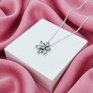 Collar con colgante de racimo de piedras de moissanita y circonita cúbica plateada, joyería para mujer, regalo para ella - Product Image 1