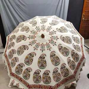 Parasol rond en coton rose à motifs floraux, imprimé à la main, pour jardin, terrasse, protection solaire, style indien, avec structure en métal noir - Product Image 3