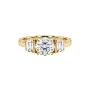 Anillo de Compromiso de Tres Piedras con Diamantes Cultivados en Laboratorio, Corte Redondo y Baguette Cónico, Oro Amarillo de 14K, Peso Total de Diamantes de 2.05 CT - Product Image 1