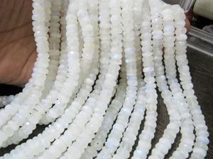 Perles facettées en pierre de lune arc-en-ciel blanche naturelle, forme rondelle, 8-9 mm, brin de 8 pouces de long - Product Image 4