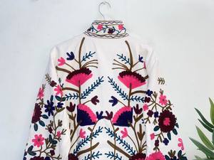 Veste en velours blanc Suzani de qualité supérieure, brodée à la main avec un motif floral – Manteau matelassé floral artisanal pour femme. - Product Image 5