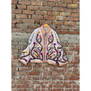 Veste en coton brodé Suzani d'Ouzbékistan, 100% coton, faite à la main, courte, unisexe, avec deux poches latérales - Product Image 5