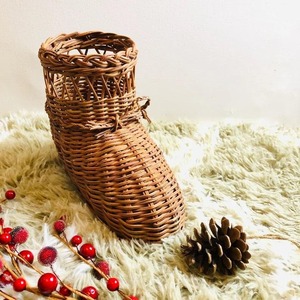 Ornement de Noël en rotin fait main, botte rustique en osier en forme de chaussure de Père Noël pour décoration suspendue de sapin de Noël - Product Image 1
