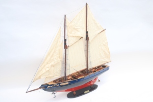 Modèle de voilier en bois peint à la main Bluenose II - Yacht canadien - Cadeau d'affaires et décoration intérieure haut de gamme Feng Shui - Product Image 1