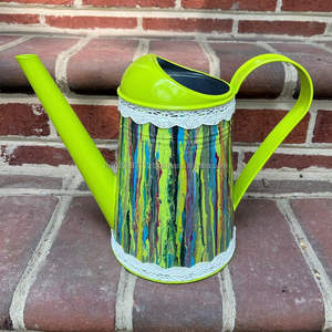 Bidon d'eau galvanisé peint en émail artistique idéal pour les maisons de campagne rustiques offrant beauté et fonctionnalité pour l'arrosage des plantes - Product Image 4