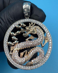 Colgante de Dragón Iced Out Bicolor de Plata de Ley 925, Colgante Hip Hop, Potente y Mística Criatura del Oeste, con Moissanita - Product Image 1