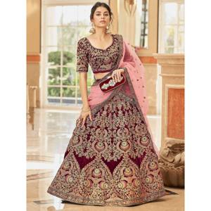 Lehenga Choli de novia de terciopelo bordado color granate con perlas y encaje - Product Image 5