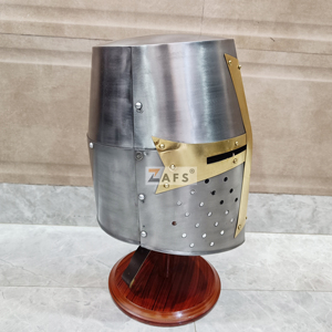 Casque de Chevalier Templier Médiéval Portatif en Acier Doux avec Croix en Laiton, Sangle en Cuir Réglable pour Reconstitutions Historiques - Product Image 6