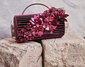 กระเป๋าคลัทช์หรูหราสำหรับผู้หญิง ลายดอกไม้สีทอง ดีไซน์งานฝีมือประดับมุกและเรซิ่น สไตล์สุดหรู - Product Image 3