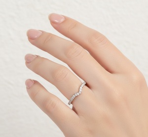 แหวนเพชรทองคำขาว 14K 18K รูปตัววี ดีไซน์โค้งเว้า ประดับเพชรแล็บครีเอท แหวนแต่งงานแบบครึ่งวงกลม สามารถสวมซ้อนกันได้ - Product Image 5