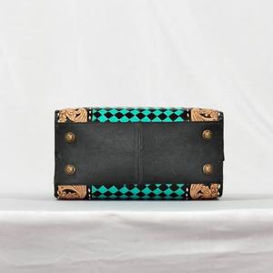 Bolsa de Viaje de Cuero Genuino con Diseño Floral Hecho a Mano, Color Verde Azulado y Marrón, Cierre de Cremallera, Diseño Duradero - Product Image 3