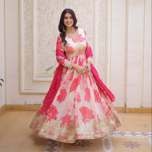 Robe de soirée en soie russe de qualité supérieure, imprimée numériquement, brodée de sequins et de zari, manches longues, col en V, 55 pouces, 3 mètres, avec dupatta évasé et dentelle ajourée. - Product Image 1