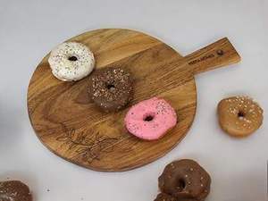 Planche à découper ronde en bois avec poignée, épaisseur 1,5 cm, compatible lave-vaisselle, pour viande, fromage, légumes et fruits, usage en cuisine - Product Image 3