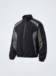 Chaqueta Deportiva Negra con Paneles Curvos Grises, Cierre Completo, Cuello Alto y Puños y Dobladillos Elásticos |   Ropa Técnica Urbana OEM / Marca Privada - Product Image 3