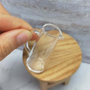 Jarra de Vidrio Transparente en Miniatura a Escala 1:12, Hecha a Mano, Decorativa, Elaborada con Precisión Cristalina - Product Image 2