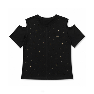 Camiseta de mujer con pedrería, negra lisa, con mangas recortadas, cuello redondo personalizado, corte regular, estilo casual y moderno. - Product Image 3