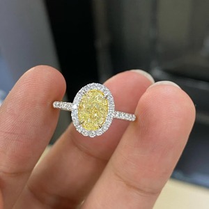 Anillo de Compromiso con Halo y Diamante Ovalado Amarillo de 1.50ct, Cultivado en Laboratorio, Diseño Moderno, Oro Blanco de 14K, Certificado IGI, Fino - Product Image 1