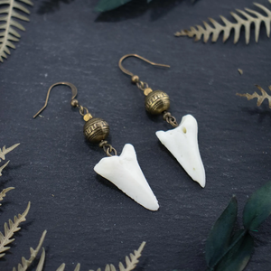Pendientes de Hueso Pulido, Estilo Minimalista y Elegante - Product Image 2