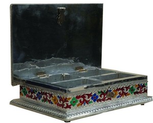 Boîte porte-clés en métal Meenakari artisanale avec décorations d'art du Rajasthan – Organisateur mural décoratif pour clés avec crochets - Product Image 2