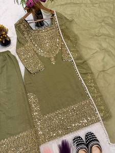 Nouvel ensemble tendance trois pièces prêt-à-porter en soie froissée lourde, Kurta et pantalon de mariage réversibles avec Duptta à bordure en dentelle fantaisie - Product Image 4