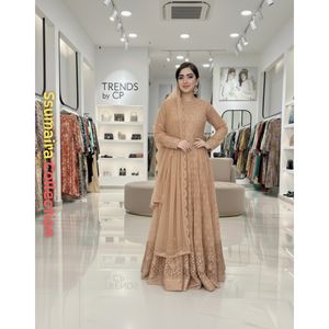 Collection SSUMAIRA - Élégante robe Anarkali en organza brodée blanche, robe pakistanaise de luxe de longueur régulière, robe maxi Chikankari - Product Image 4