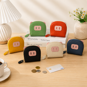 Esthétique cochon adorable : un design animalier créatif et accrocheur qui ajoute une touche de personnalité unique à n'importe quelle collection d'accessoires. - Product Image 5